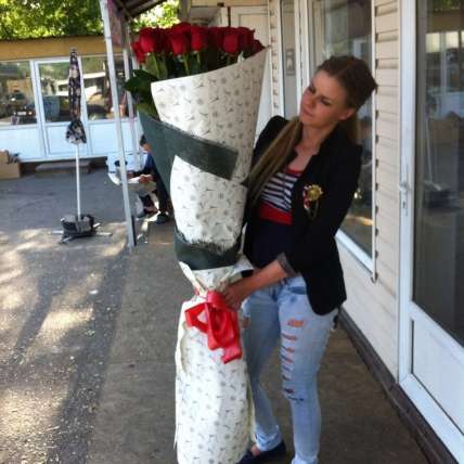 35 гигантских Красных роз 180см купить в Москве по цене 24500 руб с доставкой - Bella Roza