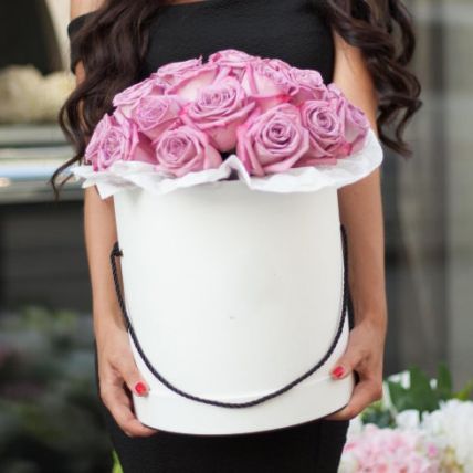 Розы в шляпной коробке Grand "Сиреневые" купить в Москве по цене 5990 руб с доставкой - Bella Roza