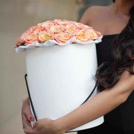 Розы в шляпной коробке Grand "Мисс Пигги" купить в Москве по цене 5990 руб с доставкой - Bella Roza