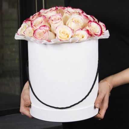 Розы в шляпной коробке Grand "Свитнесс" купить в Москве по цене 5990 руб с доставкой - Bella Roza