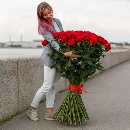 101 гигантская Красная роза 120 см купить в Москве по цене 28200 руб с доставкой - Bella Roza