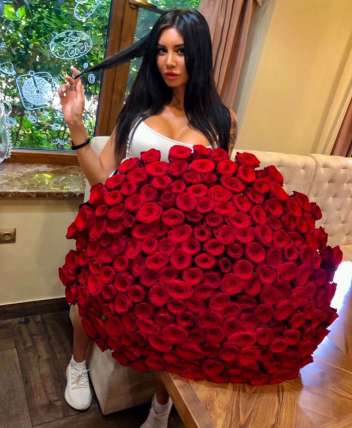301 красная роза 70 см купить в Москве по цене 19900 руб с доставкой - Bella Roza