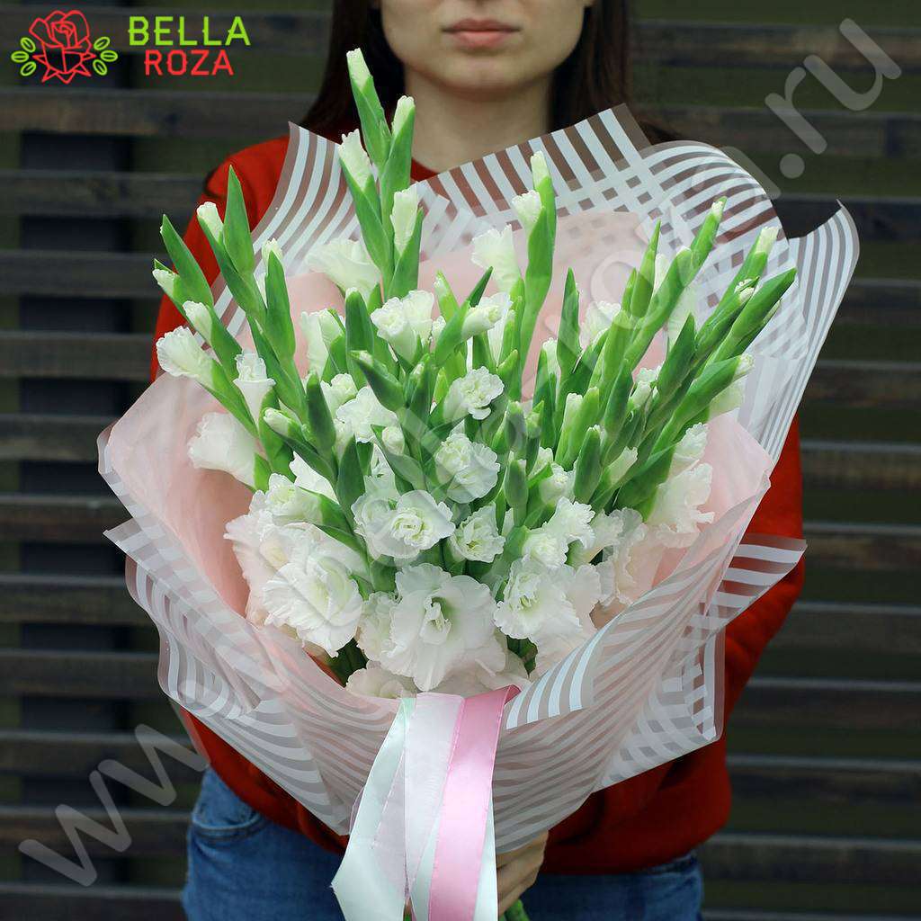 Buket Iz 29 Belyh Gladiolusov Kupit V Moskve Po Cene 4350 Rub S Dostavkoj Bella Roza