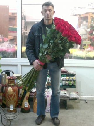 25 красных роз Фридом 100 см купить в Москве по цене 6250 руб с доставкой - Bella Roza
