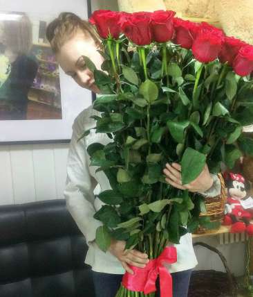 31 гигантская Красная роза 130 см  купить в Москве по цене 9920 руб с доставкой - Bella Roza