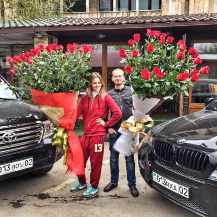 39 гигантских Красных роз 140 см купить в Москве по цене 15600 руб с доставкой - Bella Roza