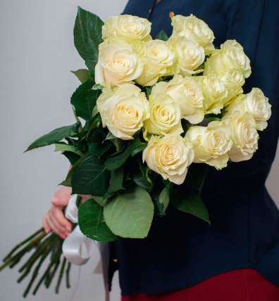 15 белых метровых роз (100 см) купить в Москве по цене 3200 руб с доставкой - Bella Roza