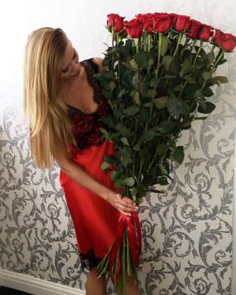11 гигантских Красных роз 140 см купить в Москве по цене 4070 руб с доставкой - Bella Roza