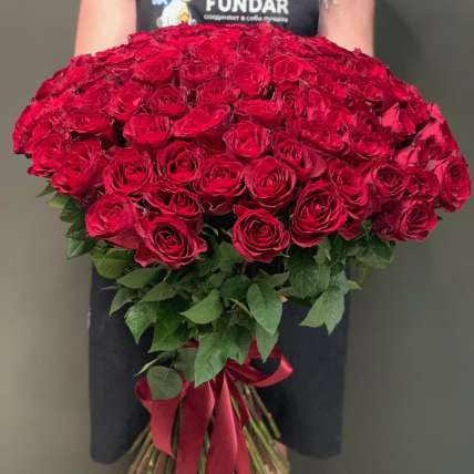 51 красная роза Фридом 100 см купить в Москве по цене 11730 руб с доставкой - Bella Roza