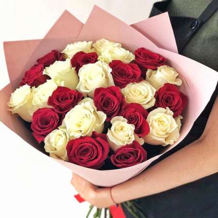 25 красных и белых роз 70 см купить в Москве по цене 2990 руб с доставкой - Bella Roza