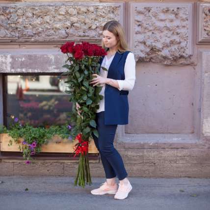 15 гигантских Красных роз 150 см купить в Москве по цене 6750 руб с доставкой - Bella Roza