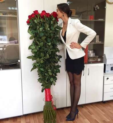 31 гигантская Красная роза 160 см  купить в Москве по цене 11470 руб с доставкой - Bella Roza
