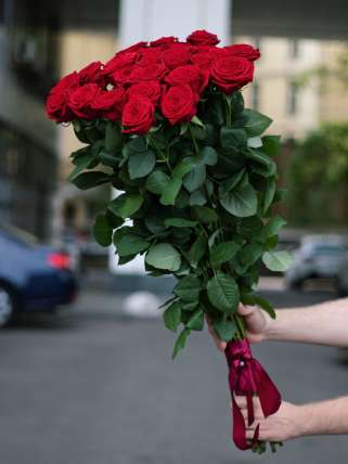 19 красных метровых роз (100 см) купить в Москве по цене 4000 руб с доставкой - Bella Roza