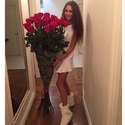 25 гигантских Красных роз 170 см купить в Москве по цене 16250 руб с доставкой - Bella Roza