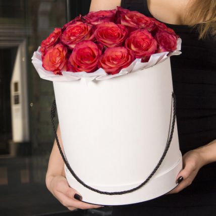 Розы в шляпной коробке Grand "Малиновые" купить в Москве по цене 5990 руб с доставкой - Bella Roza