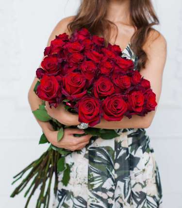 29 красных метровых роз (100 см) купить в Москве по цене 7250 руб с доставкой - Bella Roza