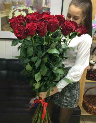 21 гигантская Красная роза 120 см купить в Москве по цене 5460 руб с доставкой - Bella Roza
