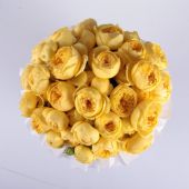 Желтые розы в шляпной коробке «Каталина»