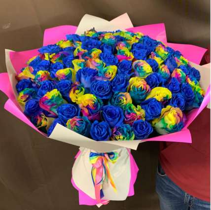 101 радужная и синяя роза микс 70-90 см купить в Москве по цене 14990 руб с доставкой - Bella Roza
