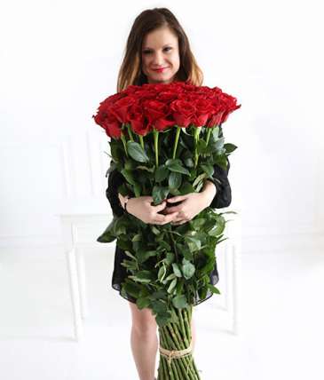 35 гигантских Красных роз 140 см купить в Москве по цене 14000 руб с доставкой - Bella Roza