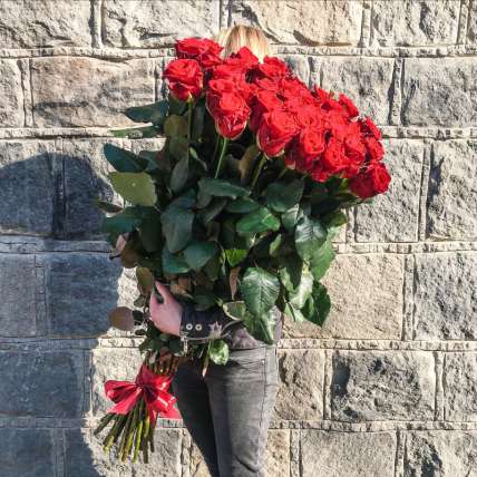 31 красная метровая роза (100 см) купить в Москве по цене 7750 руб с доставкой - Bella Roza