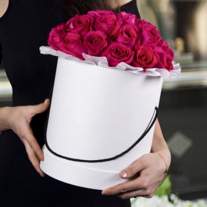 Розы в шляпной коробке Grand "Черри О!" купить в Москве по цене 5990 руб с доставкой - Bella Roza