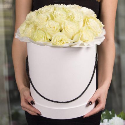 Розы в шляпной коробке Grand "Белые" купить в Москве по цене 5990 руб с доставкой - Bella Roza