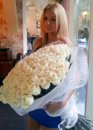 101  белая метровая роза (100 см) купить в Москве по цене 20000 руб с доставкой - Bella Roza
