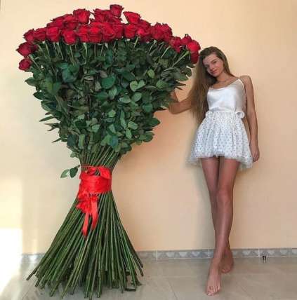 101 гигантская Красная роза 200 см купить в Москве по цене 300000 руб с доставкой - Bella Roza