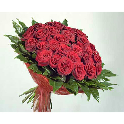 51 бордовая роза Гран При "Любовь" 70 см в фирменной упаковке купить в Москве по цене 6990 руб с доставкой - Bella Roza