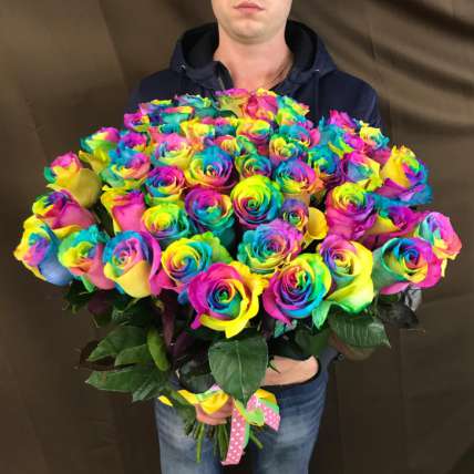 Букет из 51 радужной  розы  70-90 см купить в Москве по цене 9500 руб с доставкой - Bella Roza