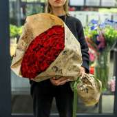 51 красная роза "Сказка" 70 см купить в Москве по цене 4990 руб с доставкой - Bella Roza