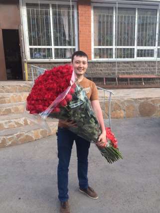 51 гигантская Красная роза 140 см купить в Москве по цене 20400 руб с доставкой - Bella Roza