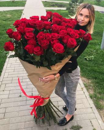 51 гигантская Красная роза 150см купить в Москве по цене 16500 руб с доставкой - Bella Roza