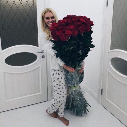 35 гигантских Красных роз 170см купить в Москве по цене 35000 руб с доставкой - Bella Roza