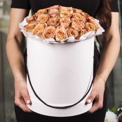 Розы в шляпной коробке Grand "Капучино" купить в Москве по цене 7500 руб с доставкой - Bella Roza