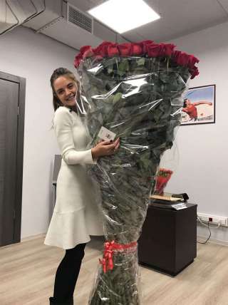 51 гигантская Красная роза 170см купить в Москве по цене 21990 руб с доставкой - Bella Roza