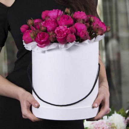 Розы в шляпной коробке Grand "Пинк Пиано" купить в Москве по цене 10200 руб с доставкой - Bella Roza