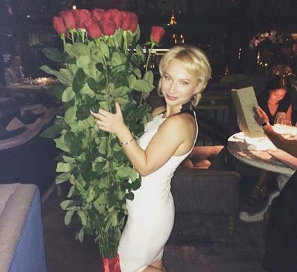 25 гигантских красных роз 180см купить в Москве по цене 17500 руб с доставкой - Bella Roza