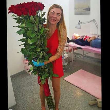 17 гигантских Красных роз 160 см купить в Москве по цене 6290 руб с доставкой - Bella Roza
