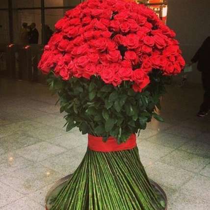 201 гигантская Красная роза 170 см купить в Москве по цене 124999 руб с доставкой - Bella Roza