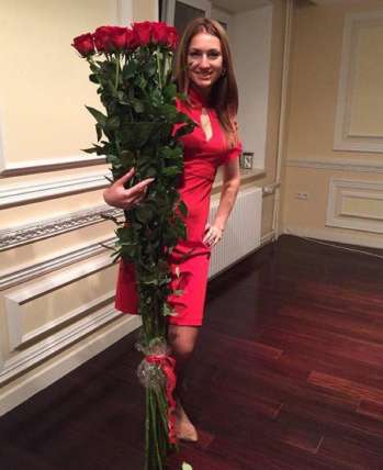 9 гигантских Красных роз 170см купить в Москве по цене 5850 руб с доставкой - Bella Roza