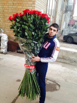 101 гигантская Красная роза 170 см купить в Москве по цене 64999 руб с доставкой - Bella Roza