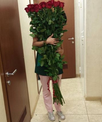 21 гигантская Красная роза 150см купить в Москве по цене 7190 руб с доставкой - Bella Roza
