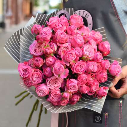 Букет из 25 кустовых роз "Бомбастик" купить в Москве по цене 7500 руб с доставкой - Bella Roza