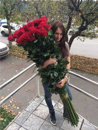 75 гигантских Красных роз 160 см купить в Москве по цене 37500 руб с доставкой - Bella Roza