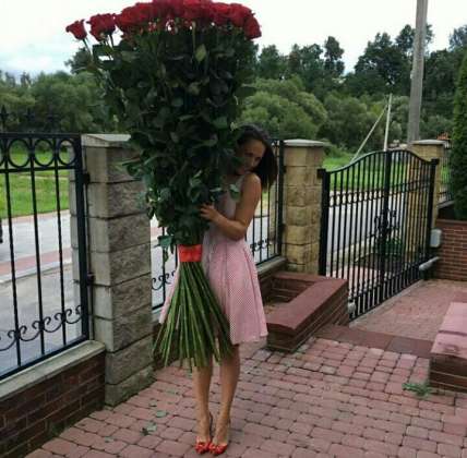 51 гигантская Красная роза 180см купить в Москве по цене 100000 руб с доставкой - Bella Roza