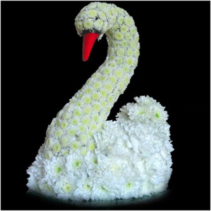 Лебедь из цветов 50 см  купить в Москве по цене 5690 руб с доставкой - Bella Roza