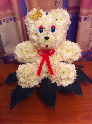 Мишка из живых цветов 35 см купить в Москве по цене 4690 руб с доставкой - Bella Roza