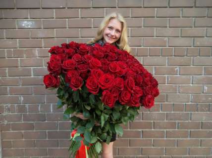 101 гигантская Красная роза 110 см  купить в Москве по цене 24999 руб с доставкой - Bella Roza